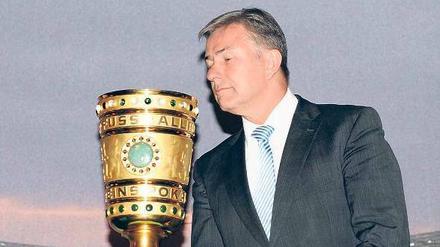 Nicht pokalwürdig. Der DFB-Pokal steht derzeit bis zum Finalspiel im Roten Rathaus – die erste Migrantin im Regierungsamt aber gibt es nicht in Berlin bei Klaus Wowereit, sondern in Niedersachsen. Foto: Imago