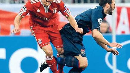 Rot oder nicht Rot? Franck Ribéry (links) foult Lyons Lisandro Lopez und wird dafür vom Platz gestellt. Foto: dpa