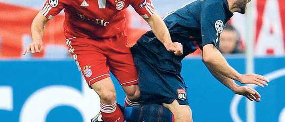 Rot oder nicht Rot? Franck Ribéry (links) foult Lyons Lisandro Lopez und wird dafür vom Platz gestellt. Foto: dpa