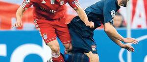 Rot oder nicht Rot? Franck Ribéry (links) foult Lyons Lisandro Lopez und wird dafür vom Platz gestellt. Foto: dpa