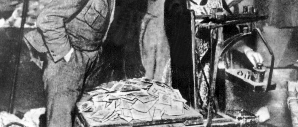 Das Archivbild von 1923 zeigt das Abwiegen der Geldscheine, die zur Zeit der großen Inflation kaum mehr Wert waren als Papier. Ein Liter Milch kostete zeitweise 26 Milliarden Mark, für Brot 105 Milliarden Mark.