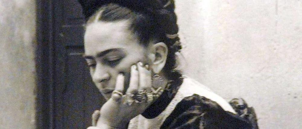 Reproduktion eines Fotos der mexikanischen Malerin Frida Kahlo.