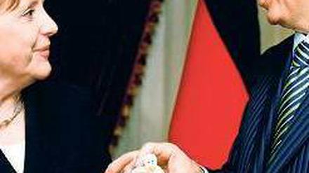 Geschenk mit Symbolkraft. Die Kanzlerin überreicht Gastgeber Erdogan eine Friedenstaube, gefertigt von einer neunjährigen Schülerin aus Unna. Foto: AFP