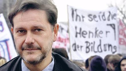 Überraschungskandidat. Olbertz gilt als respektierter Erziehungswissenschaftler. Mit dem Glanz renommierter Preise und Gastprofessuren im Ausland kann er die HU aber nicht schmücken. Allerdings ist er ein durchsetzungsfähiger Wissenschaftsminister. 