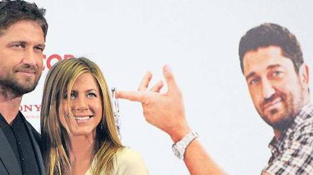 Männer im Kopf, Männer im Arm. Jennifer Aniston und der schottische Schauspieler Gerard Butler stellten ihren Film am Abend am Potsdamer Platz vor. Foto: dpa/Sören Stache