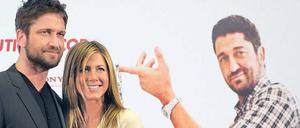 Männer im Kopf, Männer im Arm. Jennifer Aniston und der schottische Schauspieler Gerard Butler stellten ihren Film am Abend am Potsdamer Platz vor. Foto: dpa/Sören Stache