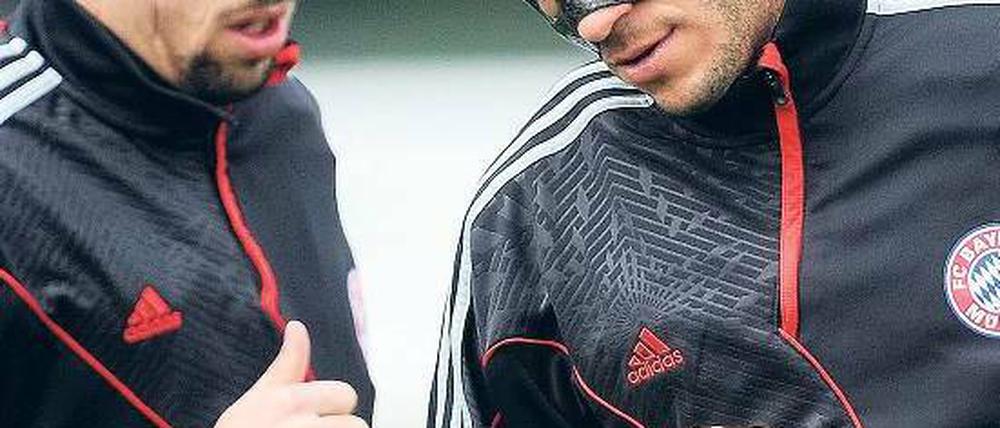 Angeschlagen ins Spiel. Martin Demichelis (r.) demonstriert mit seiner Gesichtsmaske den Zustand des FC Bayern. 
