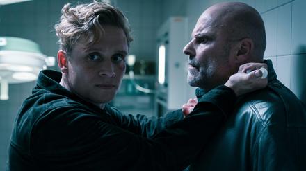 In der zweiten Staffel der Amazon-Serie "You Are Wanted" muss sich Matthias Schweighöfer als Lukas Franke den BND vom Hals halten.