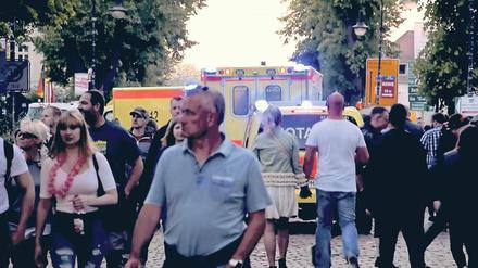 Blaulicht und Obstwein. Besonders Samstag soll es auf dem Baumblütenfest aggressiv zugegangen sein. Es mussten zahlreiche Betrunkene in Krankenhäuser gebracht werden.
