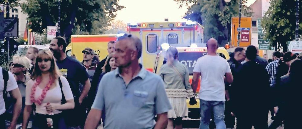 Blaulicht und Obstwein. Besonders Samstag soll es auf dem Baumblütenfest aggressiv zugegangen sein. Es mussten zahlreiche Betrunkene in Krankenhäuser gebracht werden.