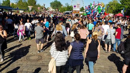 Besucher feiern bei schönem Wetter auf dem Baumblütenfest in Werder (Havel).