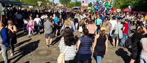 Besucher feiern bei schönem Wetter auf dem Baumblütenfest in Werder (Havel).