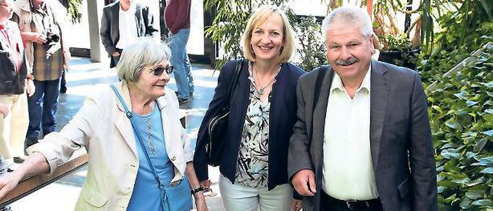 Drei Generationen links. Ex-Oberbürgermeisterin Brunhilde Hanke (l.), Fraktionschef Hans-Jürgen Scharfenberg und OB-Kandidatin Martina Trauth.