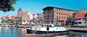 Schmuckes Ufer. Durch die Plauer Altstadt kann man paddeln, aber auch herrlich flanieren. Viele der denkmalgeschützten Häuser wurden nach der Wende liebevoll restauriert, etliche Türen aus der Zeit von 1800 bis 1900 konnten erhalten werden. Zahlreiche (Fisch-)Lokale sind im Ort – meist mit Wasserblick.