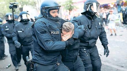 Durchgegriffen. Die Polizei nahm insgesamt 103 Menschen fest.