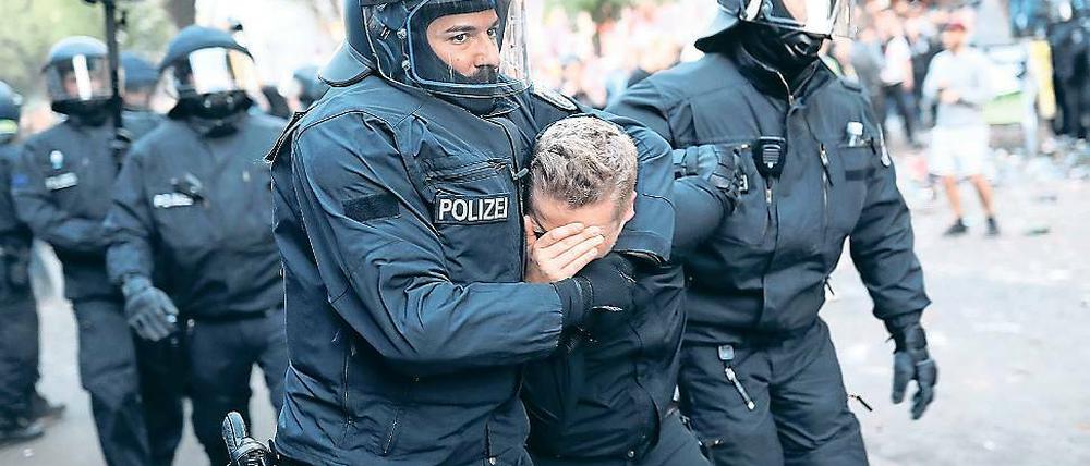 Durchgegriffen. Die Polizei nahm insgesamt 103 Menschen fest.