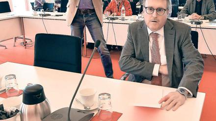 Minister im Zeugenstand. Justizminister Stefan Ludwig (Die Linke) wurde auf Antrag der CDU im NSU-Untersuchungsausschuss gehört. Der ebenfalls geladene ehemalige Innenminister Jörg Schönbohm (CDU) erschien wegen einer Erkrankung nicht.