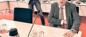 Minister im Zeugenstand. Justizminister Stefan Ludwig (Die Linke) wurde auf Antrag der CDU im NSU-Untersuchungsausschuss gehört. Der ebenfalls geladene ehemalige Innenminister Jörg Schönbohm (CDU) erschien wegen einer Erkrankung nicht.