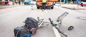 Gefährlich. Eine Kollision mit einem Lkw ist oft der Grund für schwere Verletzungen bei Radfahrern. Verkehrstechnik könnte helfen, Unfälle zu vermeiden.