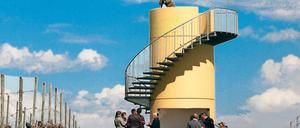 Eröffnet. Der 20 Tonnen schwere und 6,45 Meter hohe Turm bietet Blicke über die Havel bis nach Geltow und Petzow sowie nach Glindow.