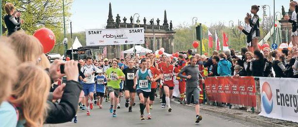 Start und Ziel. Die Glienicker Brücke wird die einzige Brücke voll gesperrt.