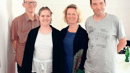 Demokratie für alle. Uta Gerber, Geschäftsführerin der Lebenshilfe Oberhavel Süd (3.v.l.), freut sich für ihre Betreuten Mario Klante (l.), Candy Teske und Jens Schmidt. Bei der Landtagswahl 2019 sollen sie probemlos ihre Stimme abgeben können.