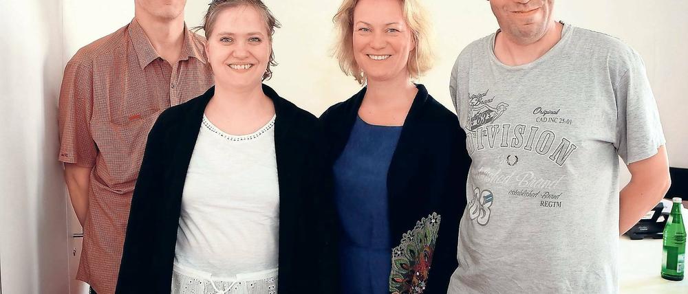 Demokratie für alle. Uta Gerber, Geschäftsführerin der Lebenshilfe Oberhavel Süd (3.v.l.), freut sich für ihre Betreuten Mario Klante (l.), Candy Teske und Jens Schmidt. Bei der Landtagswahl 2019 sollen sie probemlos ihre Stimme abgeben können.