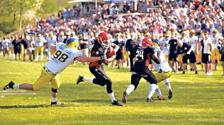Fang mich, wenn du kannst. Zum Saisonauftakt der German Football League 1 ließen sich die Potsdam Royals um den neuen US-Runningback Tyvis Smith (M.) nicht von den Hildesheim Invaders aufhalten. Die Potsdamer gewannen 56:0 – und damit jahresübergreifend ihr 18. Pflichtspiel in Serie.