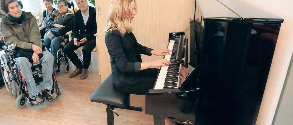 Virtuos. Pianistin Ksenia Fedoruk spielte im Potsdamer Hospiz auf dem neuen Klavier Stücke von Bach, Chopin und Schumann. Das Instrument wurde der Einrichtung gespendet.