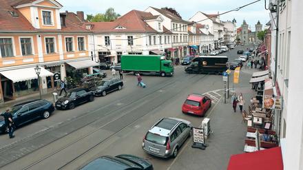 Ungerechte Aufteilung. Die Friedrich-Ebert-Straße zwischen Nauener Tor und Charlottenstraße ist neben der Brandenburger Straße Potsdams Haupteinkaufsstraße. Allerdings gibt es weitaus mehr Platz für Autofahrer, als für Fußgänger. Das soll sich ändern.