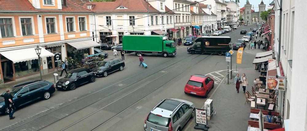 Ungerechte Aufteilung. Die Friedrich-Ebert-Straße zwischen Nauener Tor und Charlottenstraße ist neben der Brandenburger Straße Potsdams Haupteinkaufsstraße. Allerdings gibt es weitaus mehr Platz für Autofahrer, als für Fußgänger. Das soll sich ändern.
