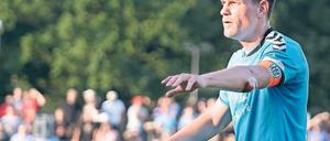 Dirigent im Drei-Tages-Takt. Nulldrei Kapitän Philip Saalbach.