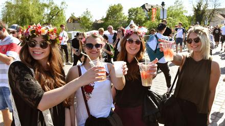 Blüten, Wein und Sonnenschein: Die vollen Regionalzüge, die zum Auftakt des Baumblütenfestes Werder (Havel) gefahren sind konnten Stimmung unter den Besuchern nicht trüben.