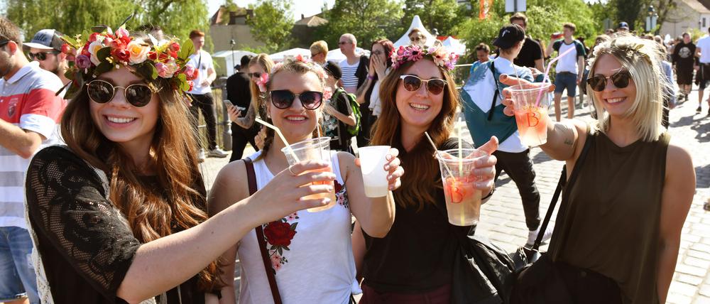 Blüten, Wein und Sonnenschein: Die vollen Regionalzüge, die zum Auftakt des Baumblütenfestes Werder (Havel) gefahren sind konnten Stimmung unter den Besuchern nicht trüben.