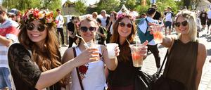 Blüten, Wein und Sonnenschein: Die vollen Regionalzüge, die zum Auftakt des Baumblütenfestes Werder (Havel) gefahren sind konnten Stimmung unter den Besuchern nicht trüben.