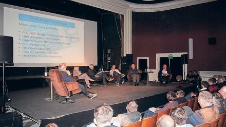 Rede und Antwort. Werders Bürgermeisterin Manuela Saß (CDU) verteidigte vor rund 200 Werderanern im voll besetzten Scala-Kino den Thermenausbau.