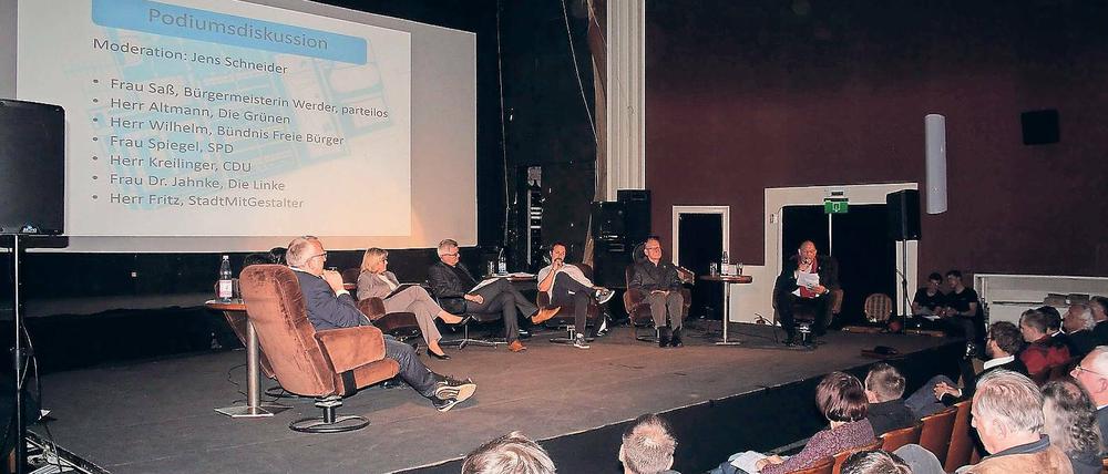Rede und Antwort. Werders Bürgermeisterin Manuela Saß (CDU) verteidigte vor rund 200 Werderanern im voll besetzten Scala-Kino den Thermenausbau.