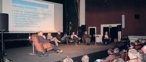 Rede und Antwort. Werders Bürgermeisterin Manuela Saß (CDU) verteidigte vor rund 200 Werderanern im voll besetzten Scala-Kino den Thermenausbau.