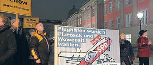 Protest in Politikernähe. Im März demonstrieten Fluglärmgegner bereits am Landtag und illuminierten die Fassade. Auch das sollte ihnen zunächst verboten werden.