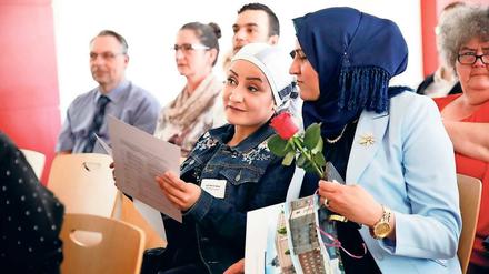 Erfolgreiche Absolventen. Wahida Alomar (l.) ist eine der Absolventen, die in der vergangenen Woche von der Uni Potsdam das Zertifikat zum Abschluss des Qualifizierungsprogramms für geflüchtete Lehrer erhalten hat. In ihrer Heimat Aleppo, aus der sie 2016 mit ihrem Mann und ihren beiden Söhnen floh, hat sie als Grundschullehrerin gearbeitet.
