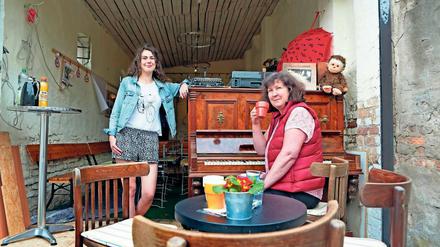 Musische Nachbarn. Tochter Julia und Mutter Gabriele Zimmermann (v. l. n. r.) hatten vor gut vier Jahren die Idee, die Werderaner Kulturszene mit einem Garagenfestival aufzumischen. Seitdem ist die Veranstaltungsreihe jedes Jahr gut besucht.