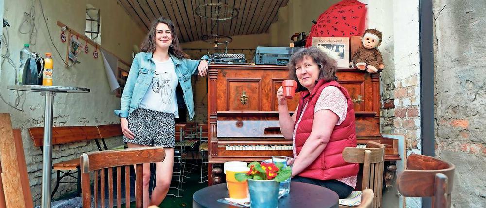 Musische Nachbarn. Tochter Julia und Mutter Gabriele Zimmermann (v. l. n. r.) hatten vor gut vier Jahren die Idee, die Werderaner Kulturszene mit einem Garagenfestival aufzumischen. Seitdem ist die Veranstaltungsreihe jedes Jahr gut besucht.
