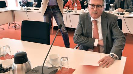 Stefan Ludwig (Die Linke), Justizminister von Brandenburg, hat als Zeuge im NSU Untersuchungsausschuss Platz genommen.
