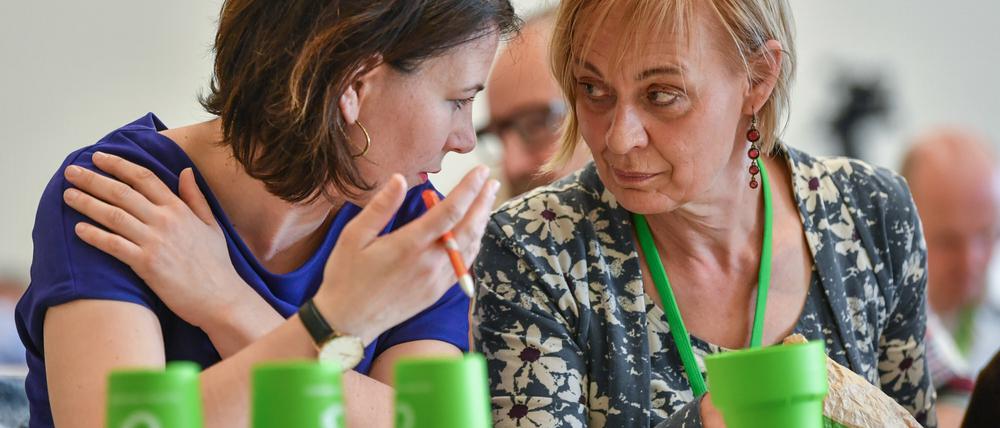 Die Bundesvorsitzende der Grünen Annalena Baerbock (l.) mit der Landeschefin der Partei Petra Budke in Eberswalde.