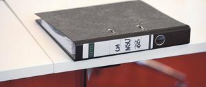 Zwischen Aktendeckeln. Unterlagen zum NSU-Untersuchungsausschuss im brandenburgischen Landtag, der am Freitag Verfassungsschützer vernahm.