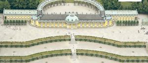 Wein zu Wurst. Die Terrassen des Weinbergs vor Schloss Sanssouci sind ein echtes Postkartenmotiv. Kein Wunder, dass sie vor 25 Jahren auch in das offizielle Potsdam-Logo integriert wurden – wenn auch verkehrt herum. Allerdings besteht Verwechslungsgefahr, wie Studenten der Fachhochschule ermittelten.