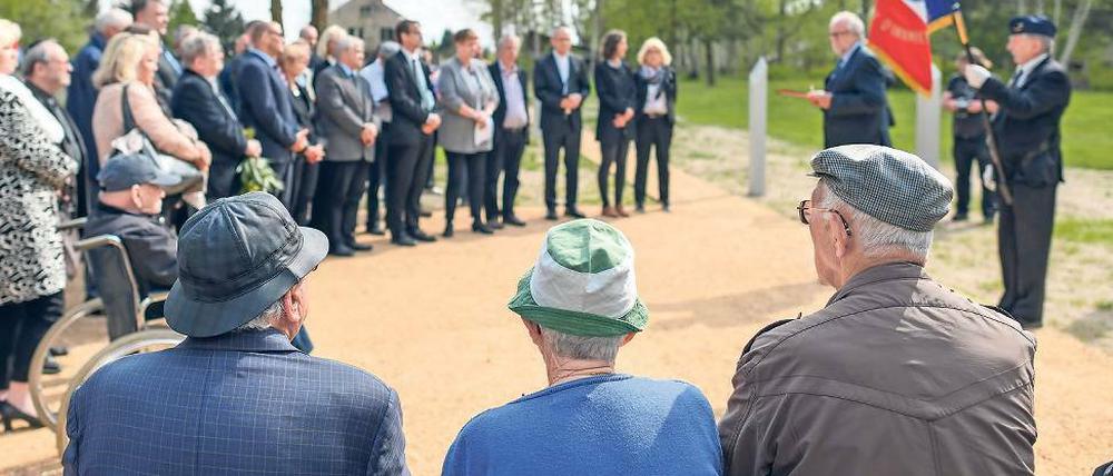 Eingeweiht. An die Opfer eines Massakers im früheren KZ-Außenlager in Jamlitz im Kreis Dahme-Spreewald erinnert seit Montag ein neuer Gedenkplatz. Im Beisein von 50 Gästen, darunter auch ehemalige KZ-Häftlinge, wurde dieser eröffnet.