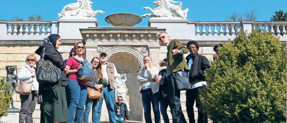 Den Königen auf der Spur. Am Mittwoch war Gästeführer Hans Lammert-Hartmann an den Neuen Kammern von Sanssouci unterwegs. Bei seinen Stadtführungen speziell für Migranten will er Kultur und Geschichte vermitteln. Für Teilnehmer der „Lernwerkstatt“ der Potsdamer Volkshochschule sind sie kostenlos.