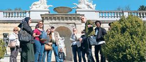 Den Königen auf der Spur. Am Mittwoch war Gästeführer Hans Lammert-Hartmann an den Neuen Kammern von Sanssouci unterwegs. Bei seinen Stadtführungen speziell für Migranten will er Kultur und Geschichte vermitteln. Für Teilnehmer der „Lernwerkstatt“ der Potsdamer Volkshochschule sind sie kostenlos.