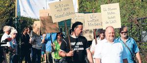 Für den Erhalt. Rund 50 Gärtner bei einem Protest für ihre Sparte am Angergrund.